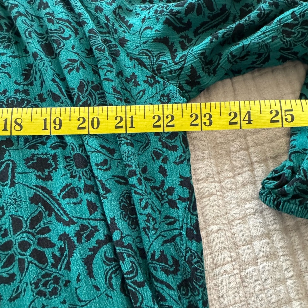 Knox Rose long sleeve, flowy green and black top - Picture 6 of 7
